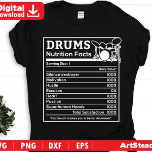 Puede incluir: Camiseta negra con un gráfico blanco que presenta una batería y el texto "DRUMS Nutrition Facts". El gráfico enumera porcentajes humorísticos de "Valor diario" para cualidades como "Silence destroyer" y "Passion".