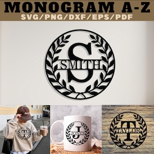 Może przedstawiać: Czarny metalowy monogram z literą "S" i nazwiskiem "Smith" wewnątrz wieńca laurowego. Obraz przedstawia również przykłady monogramu na kubku i bluzie oraz dekorację ścienną z nazwiskiem "Taylor". Tekst "MONOGRAM A-Z" znajduje się na górze.