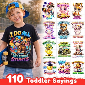 Puede incluir: Un niño lleva una camiseta negra con un gráfico colorido de un mono en monopatín y el texto "I DO ALL MY OWN STUNTS". La imagen también presenta varios gráficos de dibujos animados con texto, incluyendo "Toddler Sayings".