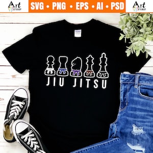 Puede incluir: Camiseta negra con un gráfico blanco de piezas de ajedrez con cinturones de diferentes colores, que representan cinturones de jiu-jitsu, y el texto "JIU JITSU" debajo.