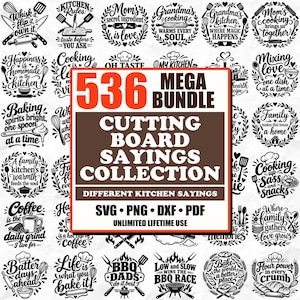 Pode incluir: Uma coleção digital de 536 designs gráficos com tema de cozinha, apresentando várias tipografias e ilustrações de utensílios. O texto central diz 536 MEGA BUNDLE CUTTING BOARD SAYINGS COLLECTION DIFFERENT KITCHEN SAYINGS SVG PNG DXF PDF.