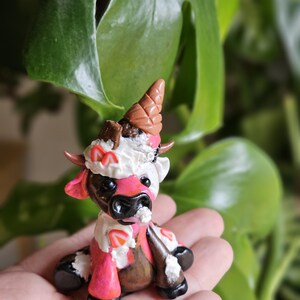 Figura de vaca de arcilla hecha a mano - Vaca de helado