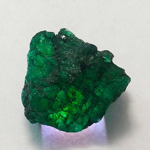 Natürlicher Grüner Beryll (Trapiche) Rohedelstein Grüner Beryll Trapiche Rohedelstein J44-2