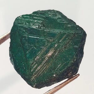 Natürlicher Corund Saphir Grüner Roher Loser Edelstein Corund Saphir Grüner Rohedelstein A22-4