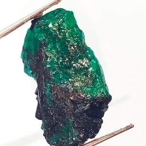 Natural Green Emerald Zambia Rough Loose Gemstone Genuine Green Emerald Zambia Rough Gemstone K11-4