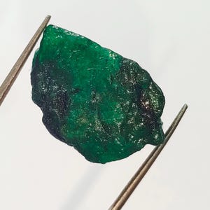 Natural Green Emerald Rough Gemstone - Colombia P77-5 26 CTS 24X15X13 MM