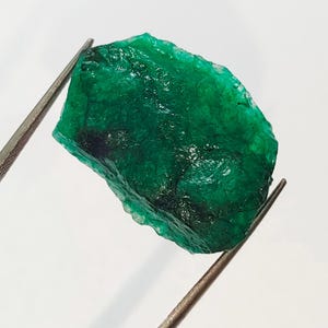 Natural Green Emerald Rough Gemstone - Colombia P77-5 23 CTS 26X18X7 MM