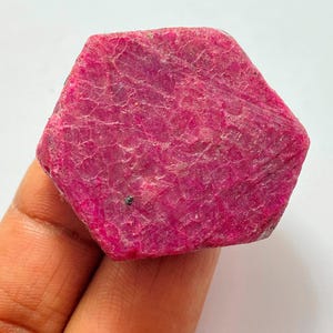 Naturlig röd rubin korund grov ädelsten - afrikansk rubin Z88 - 7