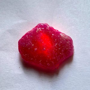 Naturlig röd rubin grov ädelsten: Afrikansk lös rubin Z99 - 7