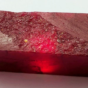 Natürlicher roter Beryl (Bixbit) Roher rauer loser Edelstein Echter Beryll Bixbit roter rauer Edelstein C14-4
