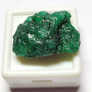 Natural Green Emerald Zambia Rough Loose Gemstone Genuine Green Emerald Zambian Rough Gemstone J19-3