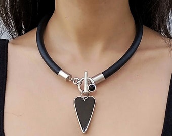 Collana con cuore nero, Collana da donna con grande ciondolo a cuore, Collana nera, Collana con ciondolo a cuore