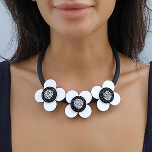 Collar llamativo, Collar de flores en blanco y negro, Collar llamativo de flores, Collar blanco y negro