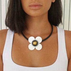 Daisy pendant necklace, Flower statement necklace image 1