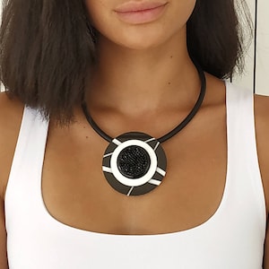 Collar llamativo en blanco y negro, collar babero moderno