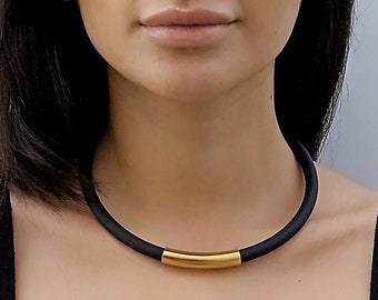 Ras de cou noir avec pendentif en or, tour de cou noir et or, collier ras du cou pour femme