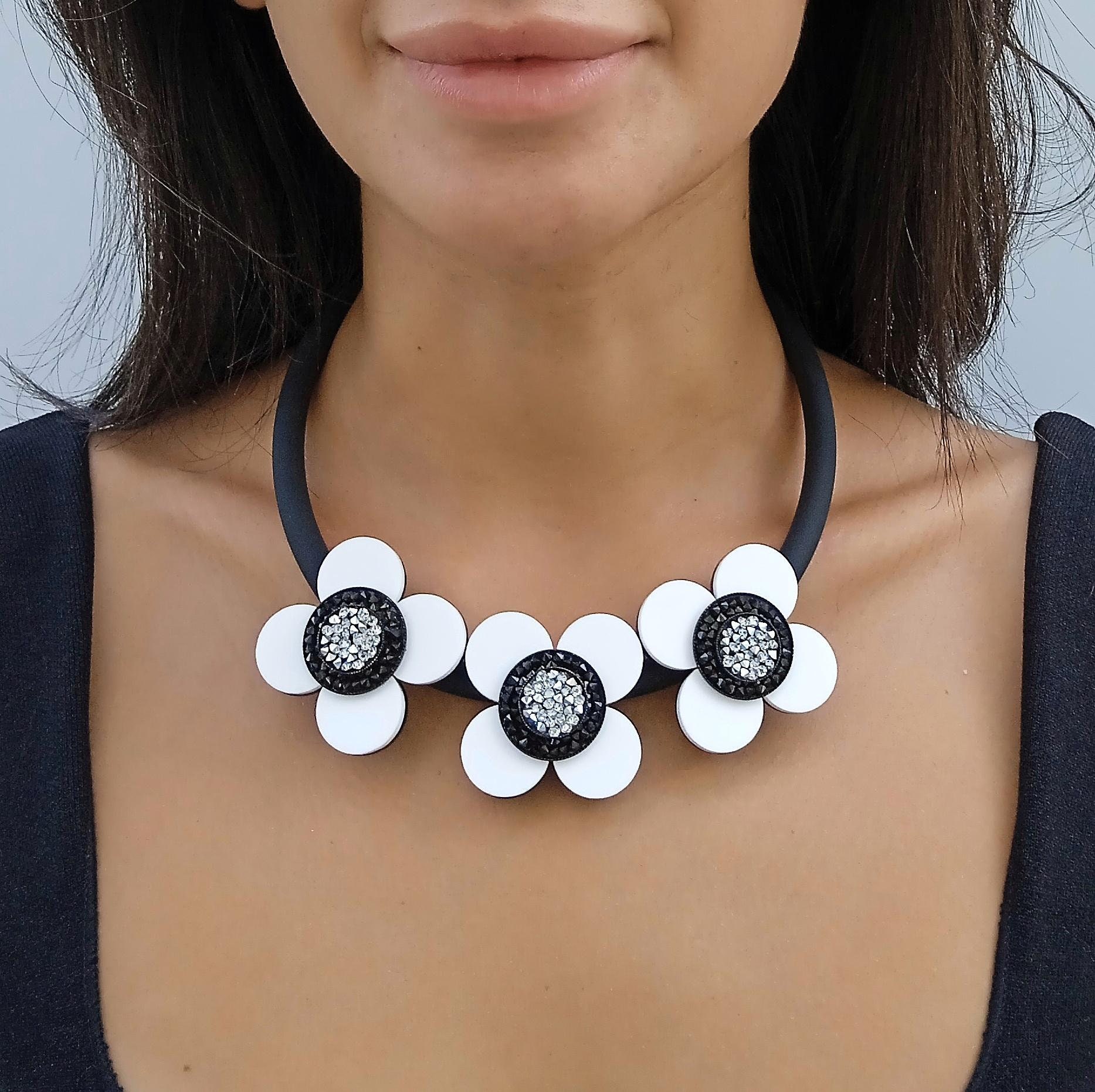 Statement necklace, Black and white flowers necklace, Flowers statement neckalce, Black white necklace