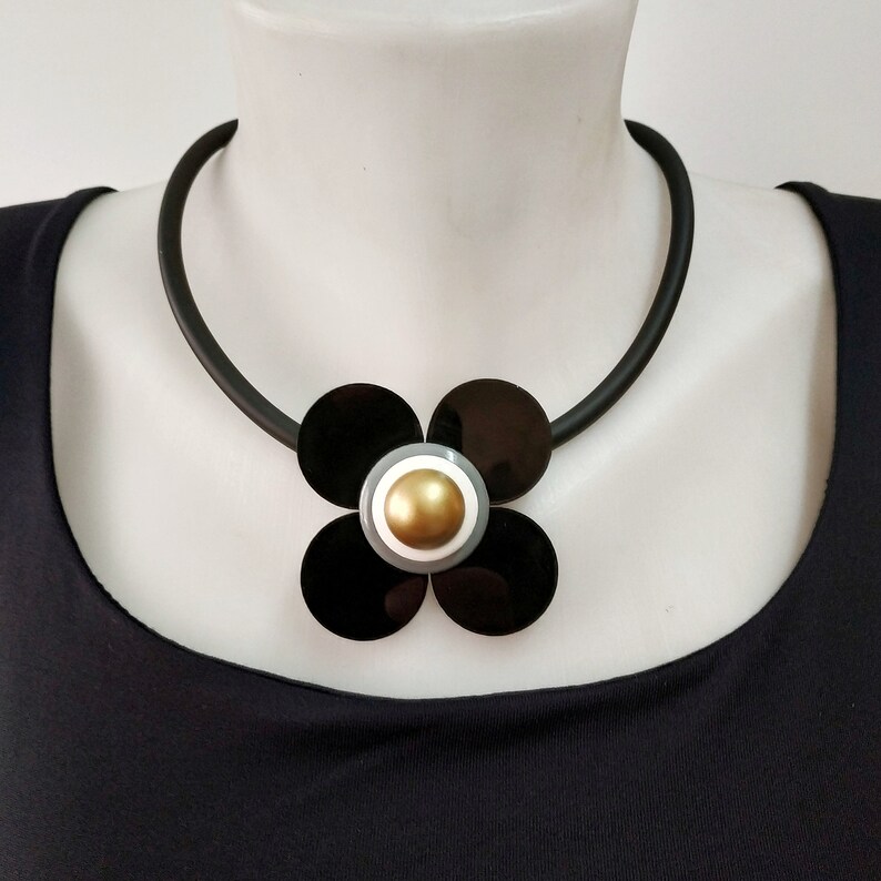 Daisy pendant necklace, Flower statement necklace black flower