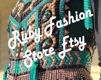 Könnte beinhalten: Ein schwarzes und grünes Showhemd mit goldenen und türkisfarbenen Akzenten. Das Hemd ist mit Strasssteinen verziert und hat einen Fransenbesatz. Der Text "Ruby Fashion Store Etsy" ist auf dem Hemd sichtbar.
