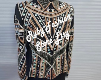 Könnte beinhalten: Schwarze Showjacke mit geometrischem Design, verziert mit goldenen, silbernen und schwarzen Strasssteinen. Die Jacke hat einen Reißverschluss und lange Ärmel. Der Text "Ruby Fashion Store Etsy" ist auf der Jacke sichtbar.