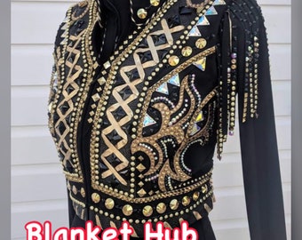 Könnte beinhalten: Schwarzes Show-Weste mit goldenen und schwarzen Verzierungen. Die Weste hat einen Reißverschluss und einen Fransenbesatz. Der Text "Blanket Hub" ist am unteren Rand des Bildes sichtbar.