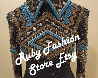 Könnte beinhalten: Schwarzes Show-Shirt mit türkisfarbener und goldener geometrischer Stickerei und Strasssteinen. Das Shirt hat lange Ärmel und einen Kragen. Der Text "Ruby Fashion Store Etsy" ist auf der Vorderseite des Shirts sichtbar.