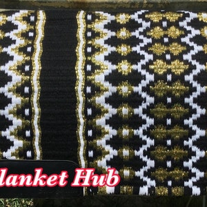Könnte beinhalten: Eine Pferdedecke mit einem schwarz-weiß-goldenen geometrischen Muster. Das Design umfasst goldene Akzente und einen schwarzen Mittelstreifen. Der Text "Blanket Hub" ist unten auf der Decke zu sehen.