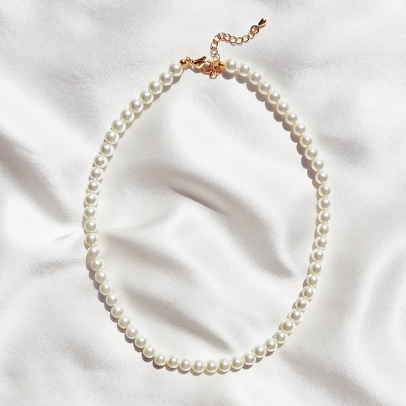 Simple Pearl Necklace With Glass Pearls 