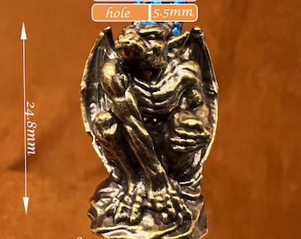 Cuenta de cuchillo de gárgola de latón, exquisito dije de cordón de cobre