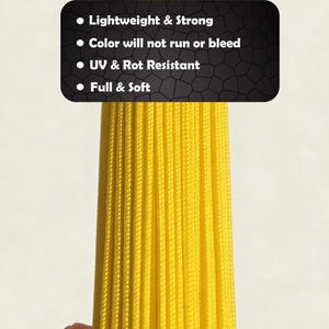 Puede incluir: Primer plano de un haz de cordón amarillo brillante. Un rectángulo negro muestra el texto: Ligero y fuerte, El color no se correrá ni sangrará, Resistente a los rayos UV y a la putrefacción, y Lleno y suave.