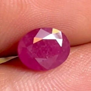 Peut inclure: Une pierre précieuse ovale de couleur rose vif avec une taille facetée.