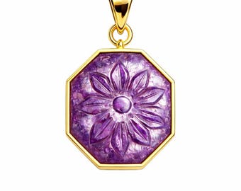 Könnte beinhalten: Goldanhänger mit einem achteckigen, lila Edelstein. Der Edelstein ist mit einem floralen Design geschnitzt. Der Anhänger hat eine goldene Öse für eine Kette. Der Anhänger ist ein Schmuckstück.