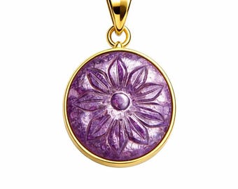 Könnte beinhalten: Goldener Anhänger mit rundem, lila Edelstein. Der Edelstein ist mit einem floralen Design graviert. Der Anhänger hat eine goldene Öse zum Befestigen an einer Kette. Schmuck.