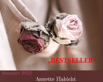 TWEE magische rozen met gerafelde bladeren, handgeverfd antiek linnen, elk 1 roos zachtroze/1 roos bordeauxrood, antiek linnen, met clips