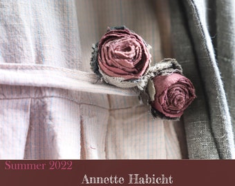 TWEE magische rozen, met gerafelde bladeren, handgeverfd antiek linnen, bordeauxrood, sluiting met clips