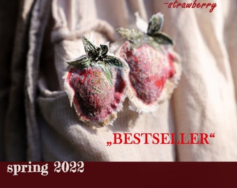 TWEE handgeschilderde AARDBEIEN, gevuld, met clips om aan kleding, tassen of riemen te bevestigen