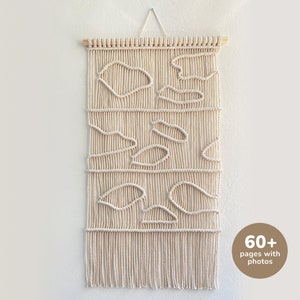 Peut inclure: Suspension murale en macramé crème avec des formes géométriques abstraites. Cette œuvre d'art textile est dotée d'une cheville en bois en haut pour la suspension et d'une frange en bas. L'image comprend un graphique circulaire indiquant "60+ pages avec photos."