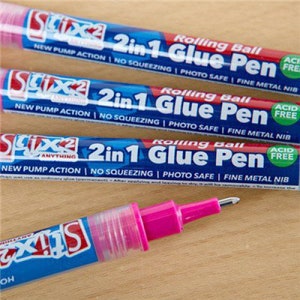 Op de afbeelding: Drie blauwe, rode en witte Stix2 2-in-1 Rolling Ball lijmpennen. De pennen hebben een roze punt en een fijne metalen punt. De tekst op de pennen luidt "New Pump Action", "No Squeezing" en "Photo Safe".