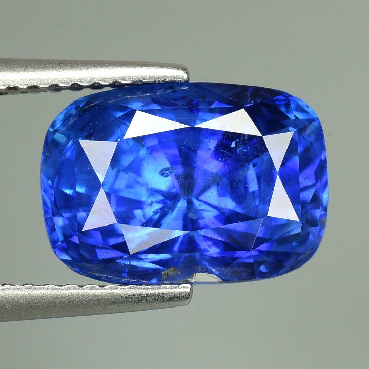 7.27 cts SPARKLING 100% Natural Cornflower Blue Color heated Ceylon Sapphire (AIGS)