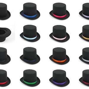 Puede incluir: Una colección de sombreros de copa negros con cintas de colores variados, incluyendo azul, rosa, morado y dorado. Un sombrero se muestra sin la parte superior. Un accesorio clásico.