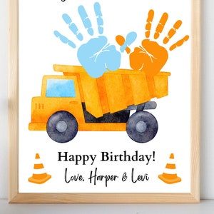Tarjeta personalizada con huella de mano de camión volquete de feliz cumpleaños, arte con huellas de manos de 2 hermanos, recuerdo de cumpleaños DIY de niños, descarga de huellas de manos de construcción