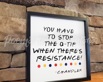 Op de afbeelding: Een ingelijst bord met de tekst "YOU HAVE TO STOP THE Q-TIP WHEN THERE'S RESISTANCE!" in zwarte tekst. Daaronder zes gekleurde stippen: rood, geel, blauw, rood, geel en blauw. Het bord is gesigneerd "-CHANDLER".