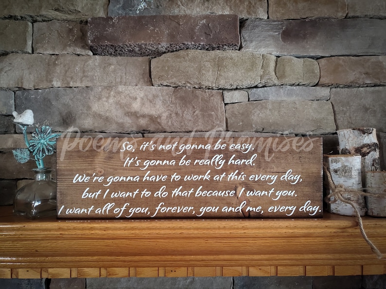 Puede incluir: Un letrero de madera con un mensaje pintado en blanco: "As&iacute; que, no va a ser f&aacute;cil. Va a ser realmente dif&iacute;cil. Vamos a tener que trabajar en esto todos los d&iacute;as, pero quiero hacerlo porque te quiero. Te quiero a ti entero, para siempre, t&uacute; y yo, todos los d&iacute;as."