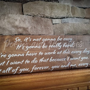 Puede incluir: Un letrero de madera con texto blanco que dice "So, it's not gonna be easy. It's gonna be really hard. We're gonna have to work at this every day, but I want to do that because I want you. Want all of you, forever, you and me, every day."