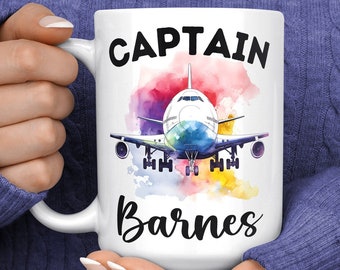 以下が含まれることがあります： 「CAPTAIN Barnes」の文字とカラフルな飛行機のデザインが施された白いセラミックマグカップ。デザインは、赤、青、黄色の鮮やかな色合いの水彩画風の背景を含んでいます。航空愛好家へのプレゼントに最適です。