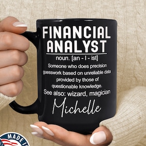 Può includere: Tazza da caffè nera con testo bianco che dice "FINANCIAL ANALYST noun. [an - I - ist] Someone who does precision guesswork based on unreliable data provided by those of questionable knowledge. See also: wizard, magician Michelle"