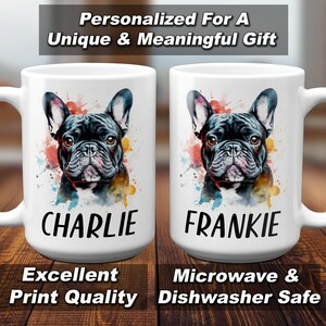 Pode incluir: Duas canecas de cer&acirc;mica branca com os nomes personalizados "CHARLIE" e "FRANKIE" que apresentam uma ilustra&ccedil;&atilde;o em aquarela de um Bulldog Franc&ecirc;s. As canecas s&atilde;o adequadas para microondas e lava-lou&ccedil;as.