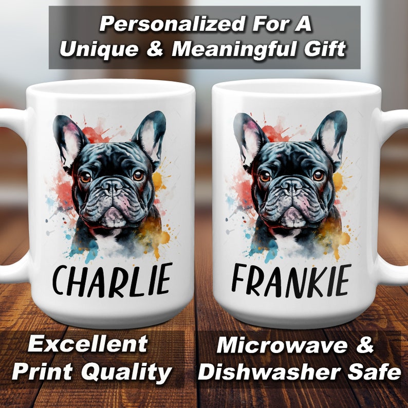 Pode incluir: Duas canecas de cer&acirc;mica branca com os nomes personalizados "CHARLIE" e "FRANKIE" que apresentam uma ilustra&ccedil;&atilde;o em aquarela de um Bulldog Franc&ecirc;s. As canecas s&atilde;o adequadas para microondas e lava-lou&ccedil;as.