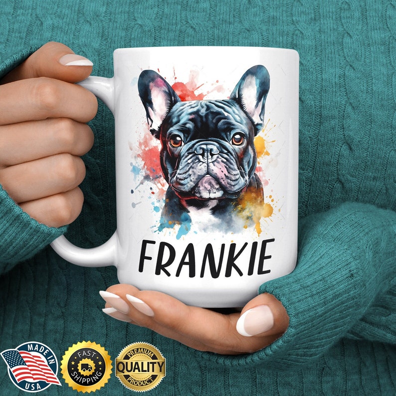 Pode incluir: Caneca de cer&acirc;mica branca com uma ilustra&ccedil;&atilde;o em aquarela de um Bulldogue Franc&ecirc;s preto. O nome do c&atilde;o, Frankie, est&aacute; impresso em preto abaixo da imagem.
