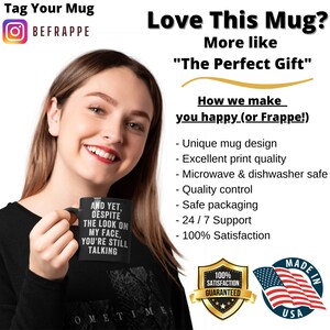 Pu&ograve; includere: Una donna tiene in mano una tazza nera con testo bianco che dice: "AND YET, DESPITE THE LOOK ON MY FACE, YOU'RE STILL TALKING". L'immagine include il testo che dice "Love This Mug?" e "The Perfect Gift".